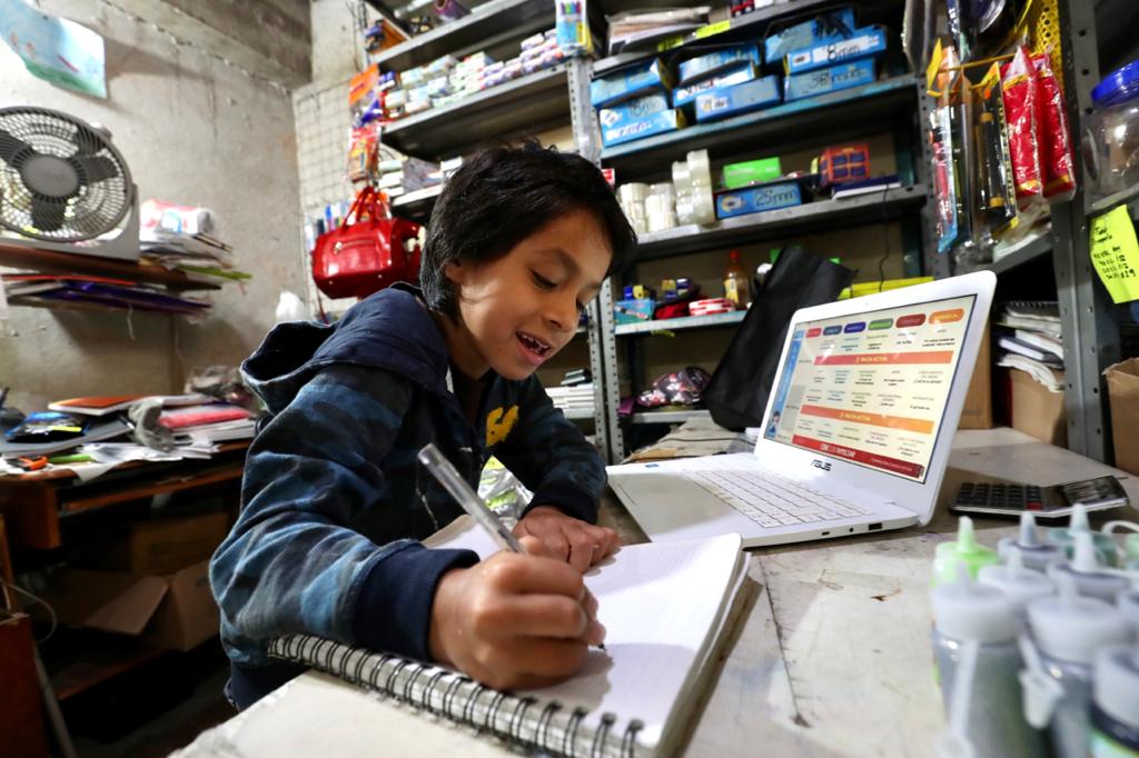 Para las clases, adiós a lápices y libretas; bienvenidas laptops